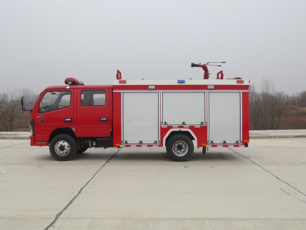 東風2.5噸水罐消防車