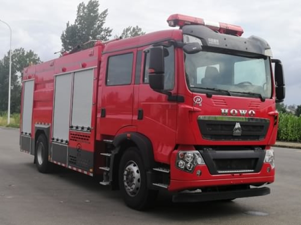 豪沃7噸干粉泡沫聯(lián)用消防車