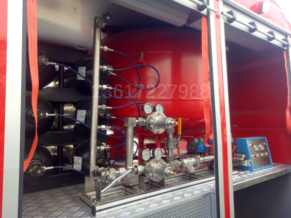 豪沃7噸干粉泡沫聯(lián)用消防車